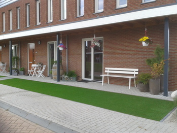Kunstgras in voortuin Zeewolde