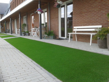 Kunstgras in voortuin Zeewolde