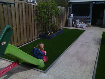 Kunstgras voor kinderen in achtertuin in Bunschoten Spakenburg